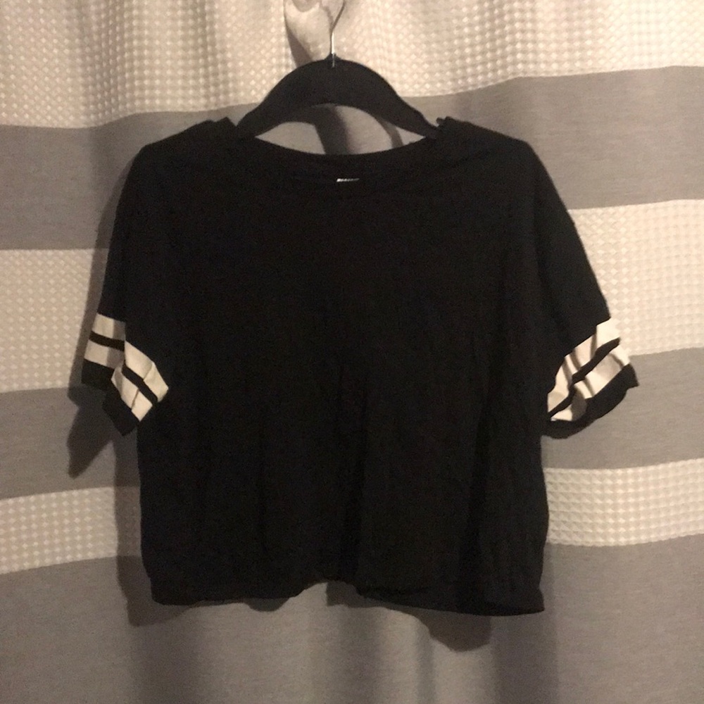Never Worn Before Short-Sleeved Crop Top with Striped Sleeves